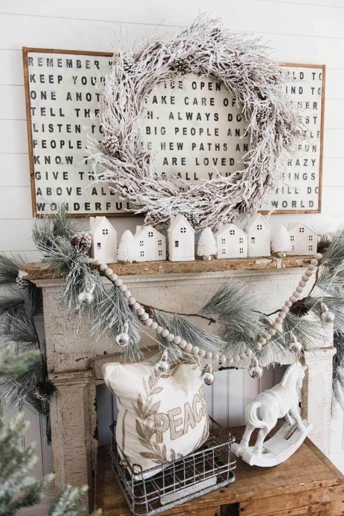 Cozy Rustic Farmhouse Cottage Christmas decor - A great pin for inspiration for neutral rustic holiday decor. 