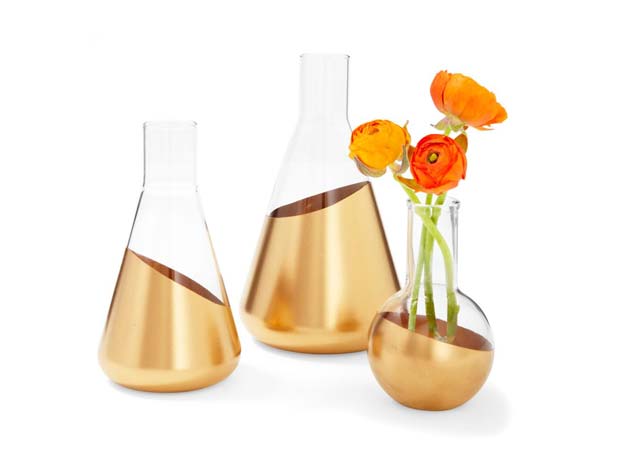 Gold DIY Projects and Crafts - Dipped Vases - Easy Room Decor, Wall Art and Accesories in Gold - Spray Paint, Painted Ideas, Creative and Cheap Home Decor - Projects and Crafts for Teens, Apartments, Adults and Teenagers http://diyprojectsforteens.com/diy-projects-gold