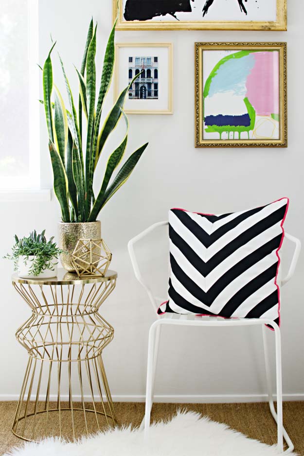 DIY Room Decor Ideas in Black and White - Black and White Chevron Pillow - Creative Home Decor and Room Accessories - Cheap and Easy Projects and Crafts for Wall Art, Bedding, Pillows, Rugs and Lighting - Fun Ideas and Projects for Teens, Apartments, Adutls and Teenagers http://diyprojectsforteens.com/diy-decor-black-white