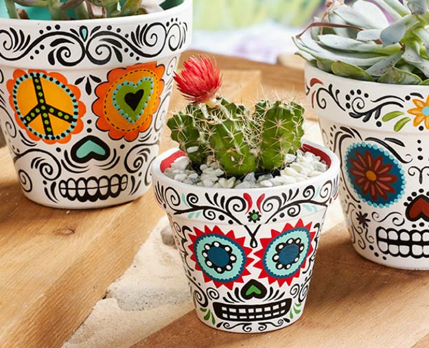 DIY Room Decor Ideas in Black and White - Daisy Eyes Sugar Skull - Creative Home Decor and Room Accessories - Cheap and Easy Projects and Crafts for Wall Art, Bedding, Pillows, Rugs and Lighting - Fun Ideas and Projects for Teens, Apartments, Adutls and Teenagers http://diyprojectsforteens.com/diy-decor-black-white