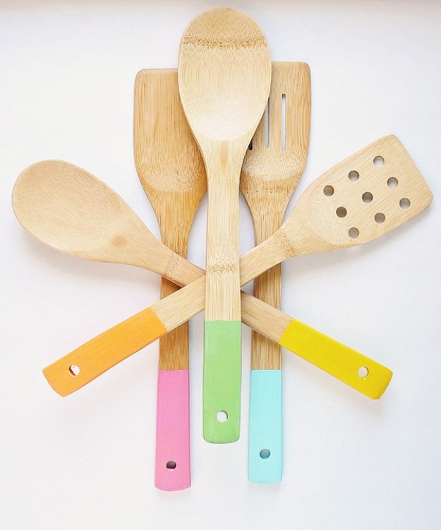 DIY Kitchen Decor Ideas - Color Dipped Wood Kitchen Utensils - Creative Furniture Projects, Accessories, Countertop Ideas, Wall Art, Storage, Utensils, Towels and Rustic Furnishings http://diyjoy.com/diy-kitchen-decor-ideas