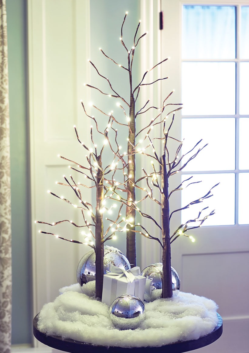 How to Decorate a Small Spaces for Christmas-Decorate a Table