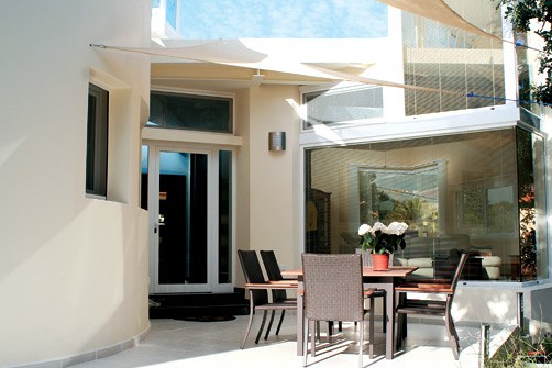 modern hybrid outdoor courtyard villa home design ideas