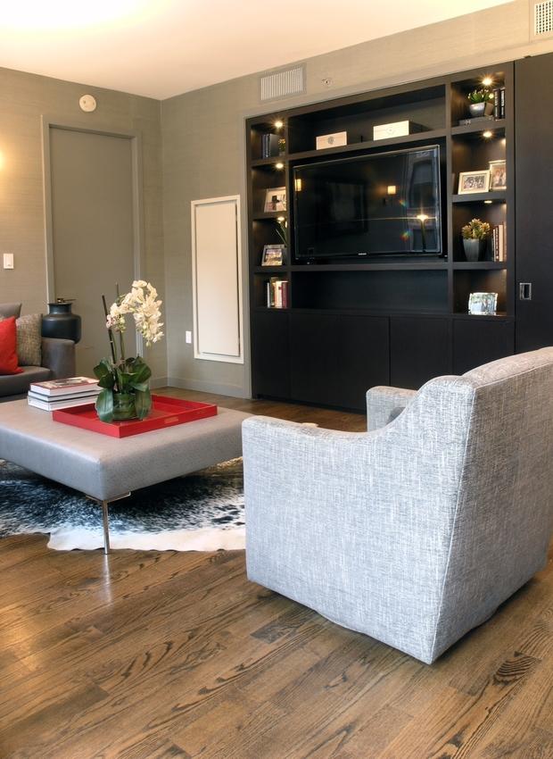 Mid-Century Modern Family Room with base boards and door painted same color as door