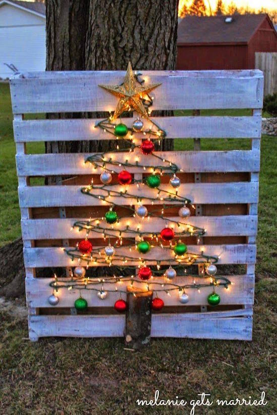 Star light, star bright, this wood pallet glows at night! Oh my gosh- I love that this DIY pallet Christmas tree is a little bit rustic, a little bit traditional, and 100% beautiful. Make it once and use it year after year!