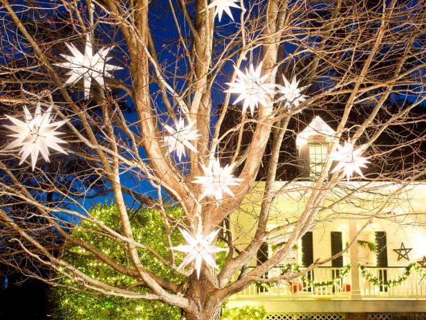 BPF_holiday-house_exterior_moravian_stars_beauty_wide_view_h.jpg.rend.hgtvcom.616.462