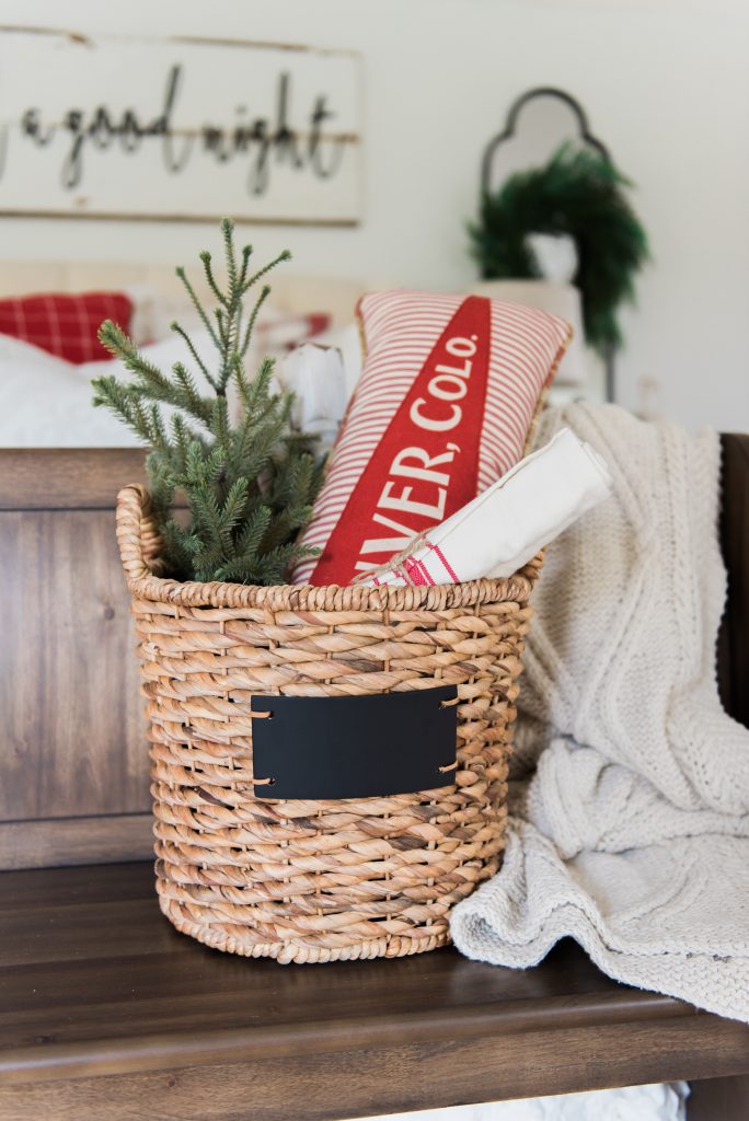 Cozy Rustic Farmhouse Cottage Christmas decor - A great pin for inspiration for neutral rustic holiday decor. 