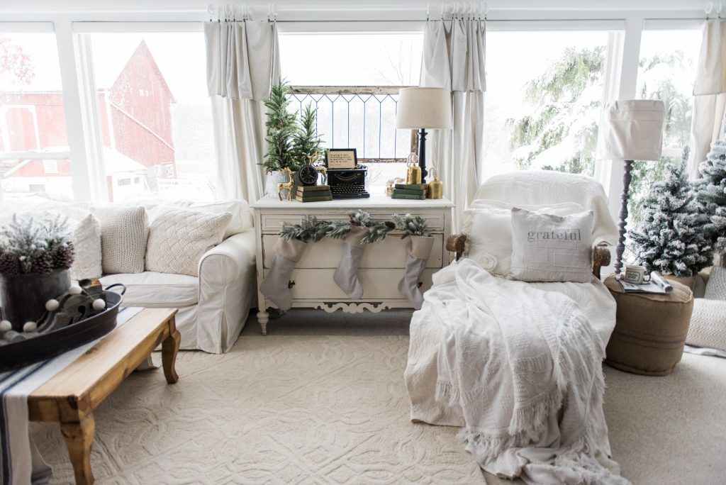 Simple Farmhouse Christmas decor in the sunroom - great cottage style & farmhouse style Christmas decor inspiration! 