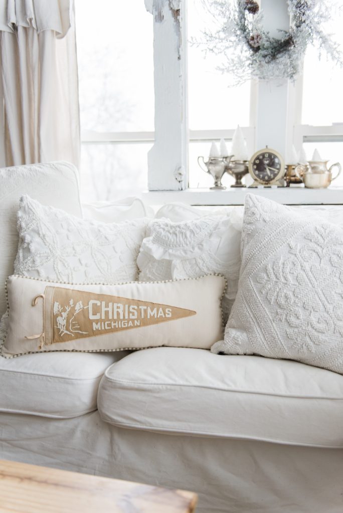 Simple Farmhouse Christmas decor in the sunroom - great cottage style & farmhouse style Christmas decor inspiration!
