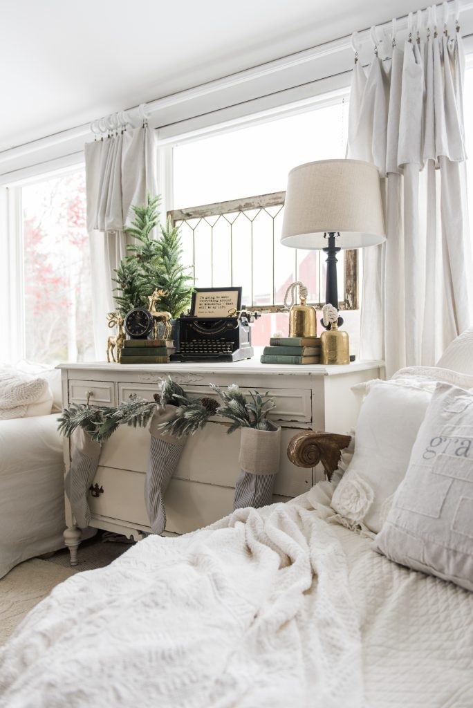 Simple Farmhouse Christmas decor in the sunroom - great cottage style & farmhouse style Christmas decor inspiration!