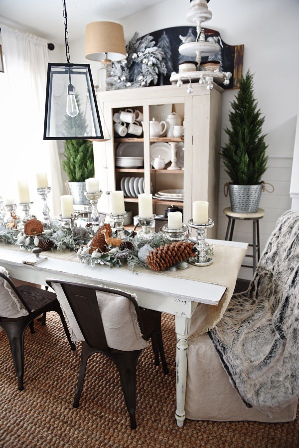 The easiest way to get farmhouse christmas style - Great tips and inspiration on how to decorate for the holidays & get the perfect cozy farmhouse look. 
