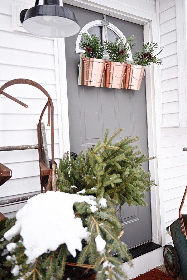 The easiest way to get farmhouse christmas style - Great tips and inspiration on how to decorate for the holidays & get the perfect cozy farmhouse look. 