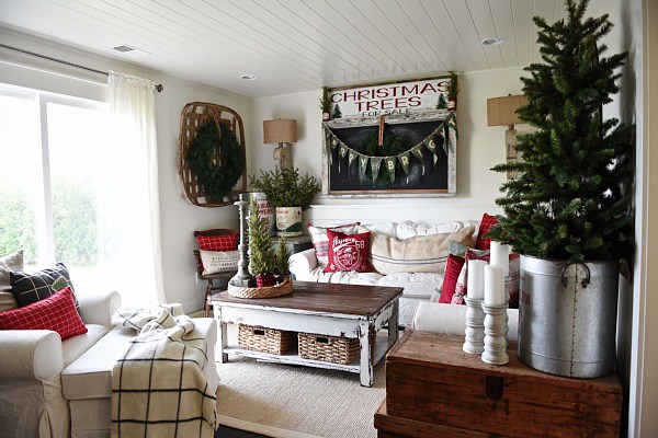 The easiest way to get farmhouse christmas style - Great tips and inspiration on how to decorate for the holidays & get the perfect cozy farmhouse look. 
