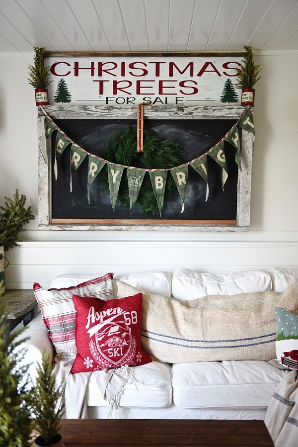 The easiest way to get farmhouse christmas style - Great tips and inspiration on how to decorate for the holidays & get the perfect cozy farmhouse look. 