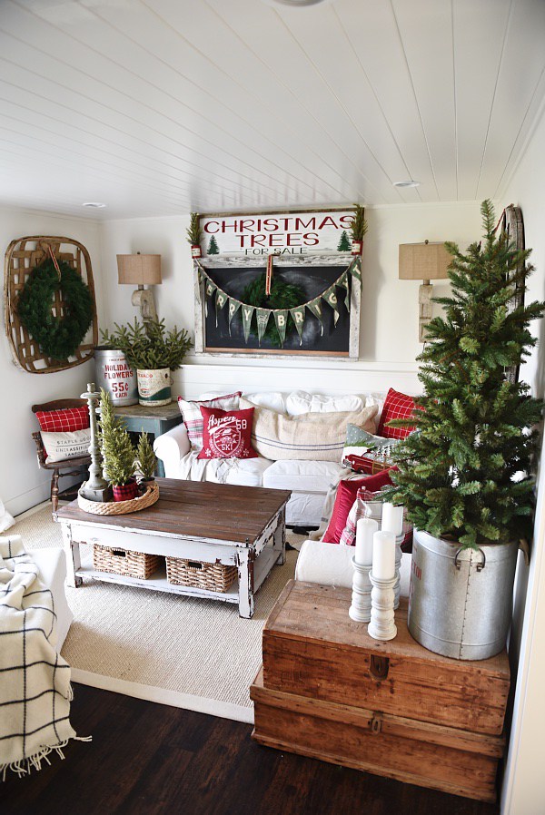 The easiest way to get farmhouse christmas style - Great tips and inspiration on how to decorate for the holidays & get the perfect cozy farmhouse look. 