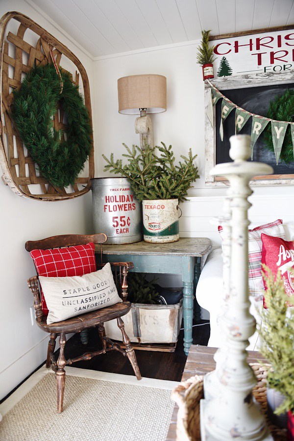 The easiest way to get farmhouse christmas style - Great tips and inspiration on how to decorate for the holidays & get the perfect cozy farmhouse look. 