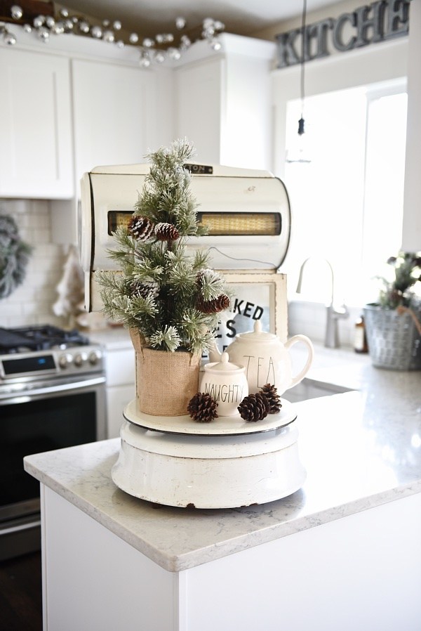 The easiest way to get farmhouse christmas style - Great tips and inspiration on how to decorate for the holidays & get the perfect cozy farmhouse look. 