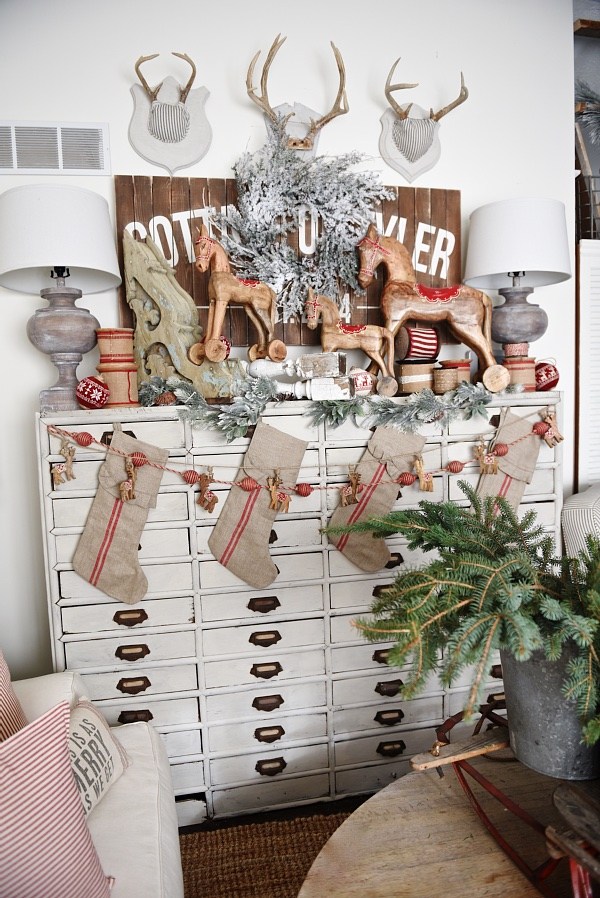 The easiest way to get farmhouse christmas style - Great tips and inspiration on how to decorate for the holidays & get the perfect cozy farmhouse look. 