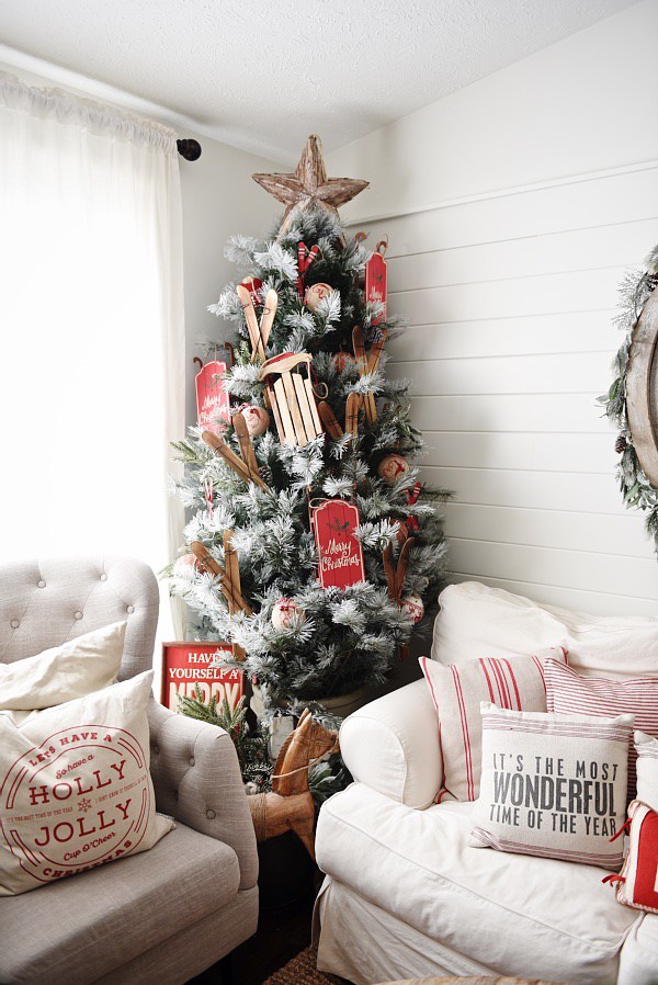 The easiest way to get farmhouse christmas style - Great tips and inspiration on how to decorate for the holidays & get the perfect cozy farmhouse look. 