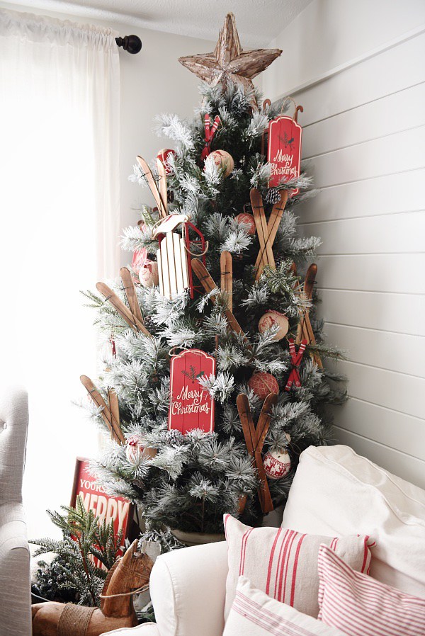 The easiest way to get farmhouse christmas style - Great tips and inspiration on how to decorate for the holidays & get the perfect cozy farmhouse look. 