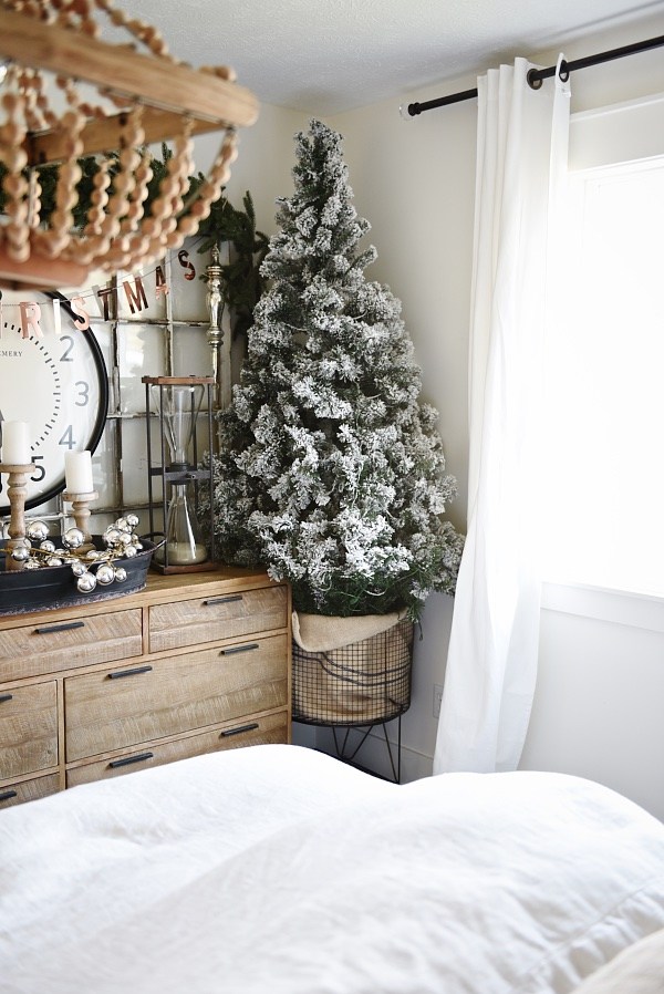 The easiest way to get farmhouse christmas style - Great tips and inspiration on how to decorate for the holidays & get the perfect cozy farmhouse look. 