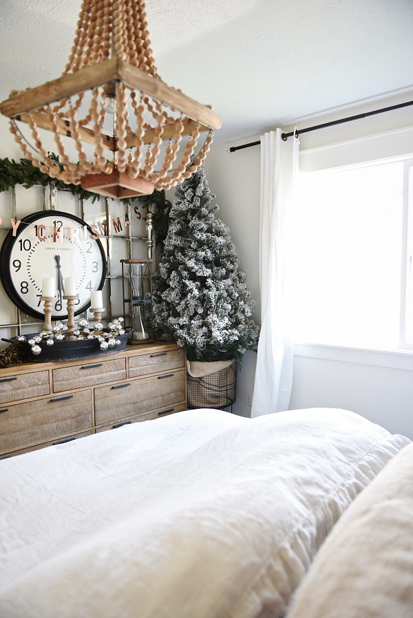 The easiest way to get farmhouse christmas style - Great tips and inspiration on how to decorate for the holidays & get the perfect cozy farmhouse look. 