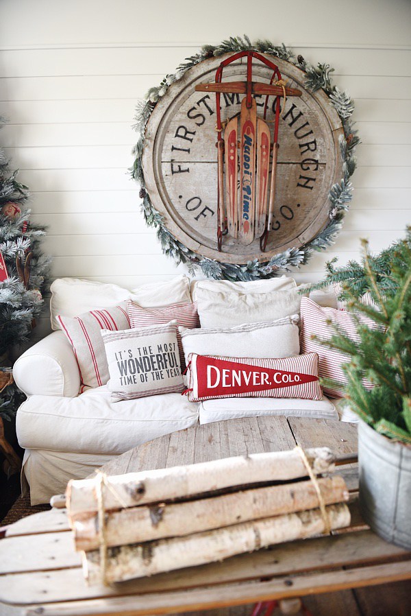 The easiest way to get farmhouse christmas style - Great tips and inspiration on how to decorate for the holidays & get the perfect cozy farmhouse look. 