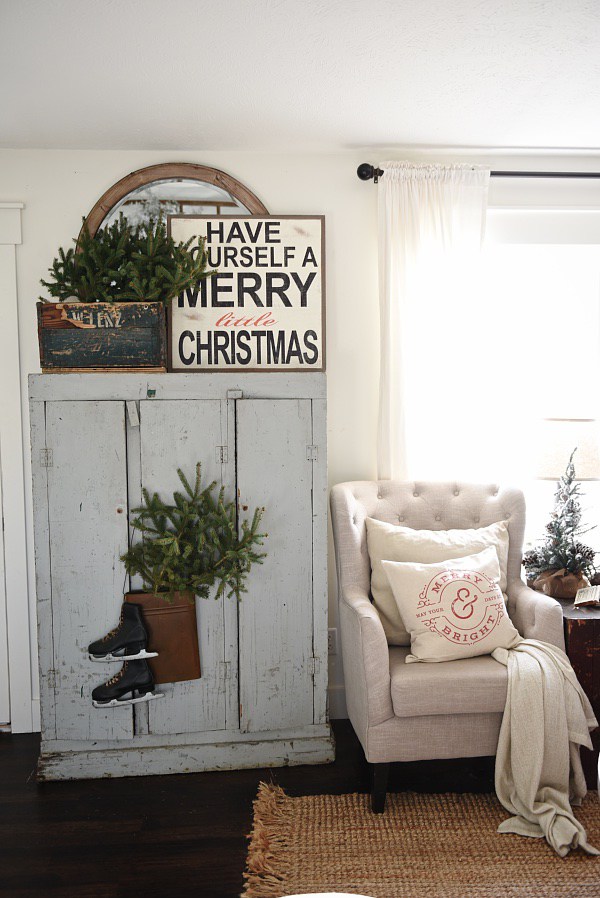 The easiest way to get farmhouse christmas style - Great tips and inspiration on how to decorate for the holidays & get the perfect cozy farmhouse look. 