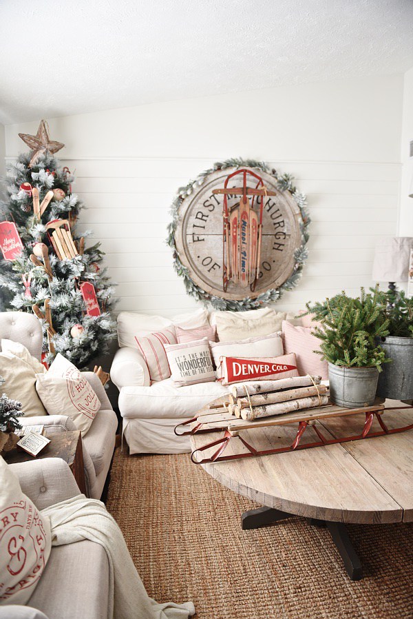 The easiest way to get farmhouse christmas style - Great tips and inspiration on how to decorate for the holidays & get the perfect cozy farmhouse look. 