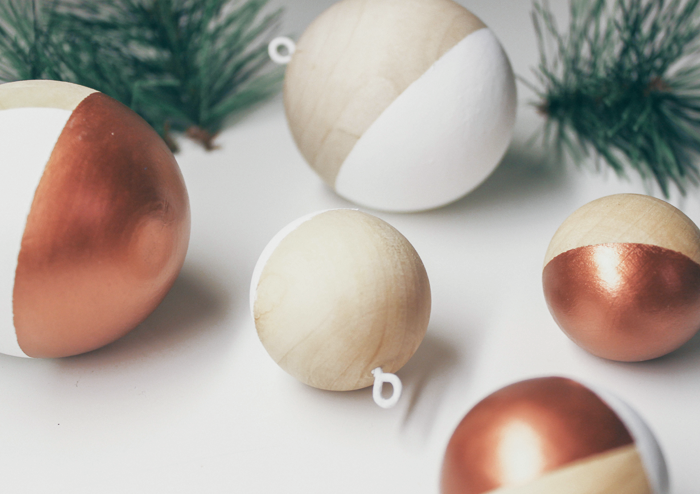 houten-kerstballen-met-koper-en-witte-verf