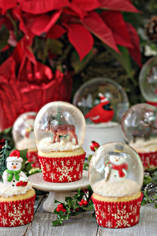 Edible Snow Globe Cupcakes. No really, those are gelatin snow globes and here's how to make them!