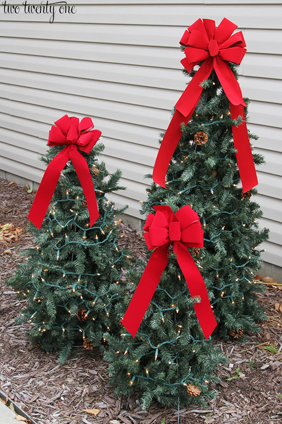 DIY Tomato Cage Christmas Trees...these are the BEST Homemade Christmas Decorations & Craft Ideas!