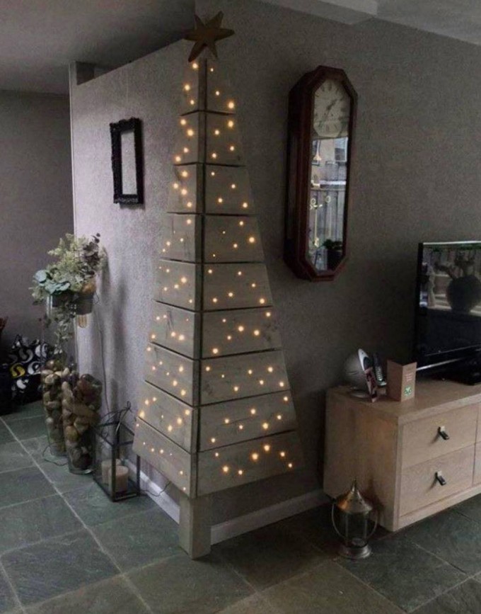 Corner Pallet Tree with Lights...these are the BEST DIY Christmas Decorations & Craft Ideas! 