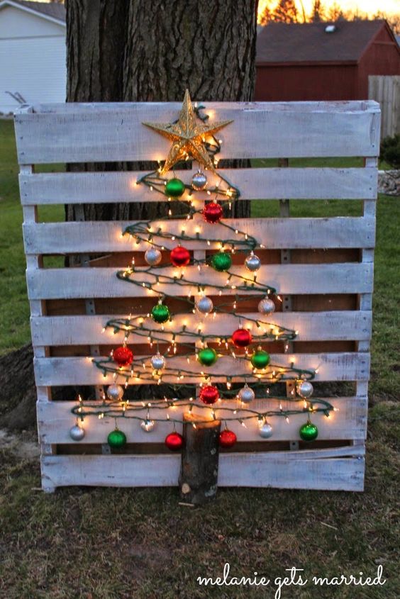 Lighted Wood Pallet Christmas Tree...these are the BEST DIY Christmas Decorations & Craft Ideas!
