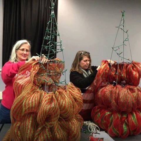 How to make a Christmas tree using a tomato cage and poly mesh. 