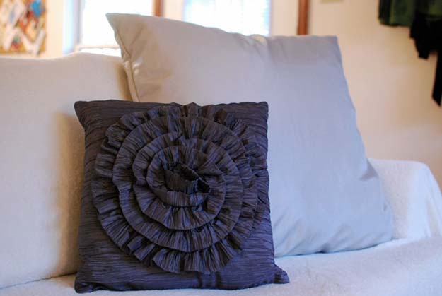 DIY Room Decor Ideas in Black and White - Ruffled Pillow Tutorial - Creative Home Decor and Room Accessories - Cheap and Easy Projects and Crafts for Wall Art, Bedding, Pillows, Rugs and Lighting - Fun Ideas and Projects for Teens, Apartments, Adutls and Teenagers http://diyprojectsforteens.com/diy-decor-black-white