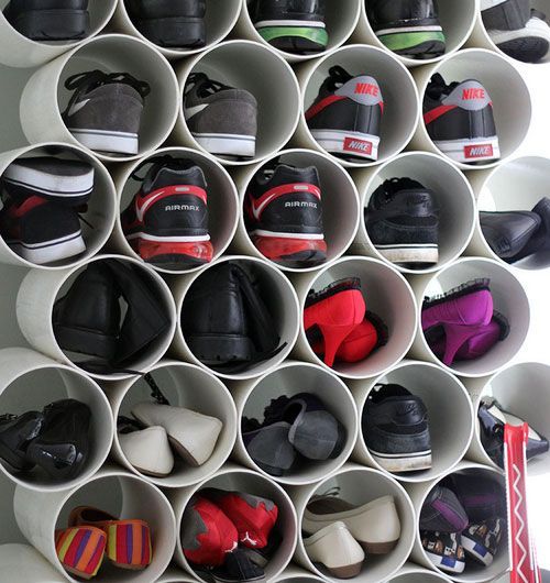 Tubos de PVC para organizar sapatos. 