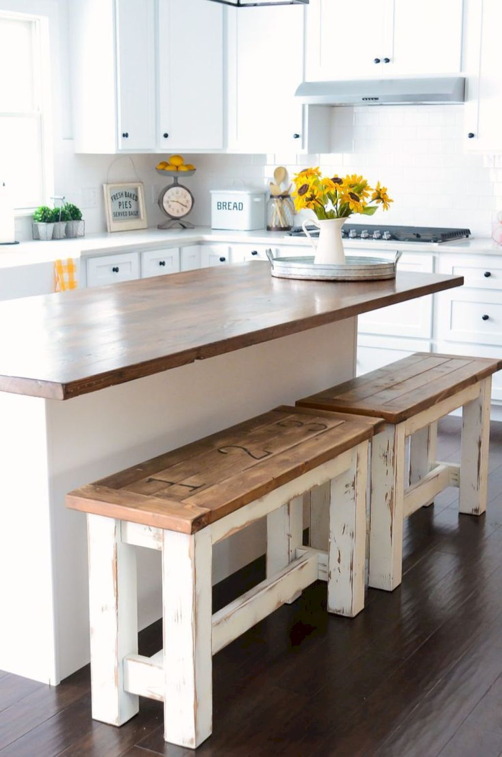 I am obsessed with these Fixer Upper DIY farmhouse kitchen decor ideas. They are so cool! I love the idea of taking something vintage from an antique or thrift store and repursing decor items and it transforming my kitchen. With inspiration from Chip & Joanna Gaines, it is so cheap and easy to get the DIY farmhouse style in my kitchen! This is a must try! #DIYhomedecor #farmhousedecor #farmhousekitchen #DIY #fixerupper #kitchendecor