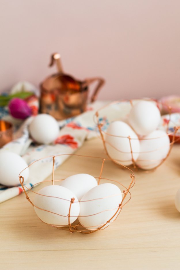 DIY Kitchen Decor Ideas - DIY Copper Wire Egg Baskets - Creative Furniture Projects, Accessories, Countertop Ideas, Wall Art, Storage, Utensils, Towels and Rustic Furnishings http://diyjoy.com/diy-kitchen-decor-ideas