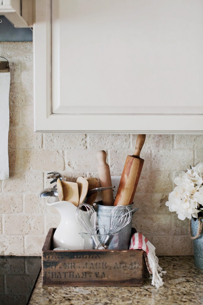 I am obsessed with these Fixer Upper DIY farmhouse kitchen decor ideas. They are so cool! I love the idea of taking something vintage from an antique or thrift store and repursing decor items and it transforming my kitchen. With inspiration from Chip & Joanna Gaines, it is so cheap and easy to get the DIY farmhouse style in my kitchen! This is a must try! #DIYhomedecor #farmhousedecor #farmhousekitchen #DIY #fixerupper #kitchendecor