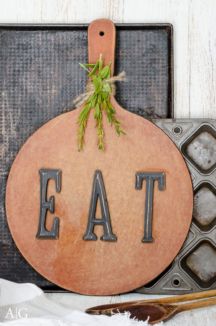 Decorate your kitchen with this rustic pizza board and some vintage kitchen finds. | www.andersonandgrant.com